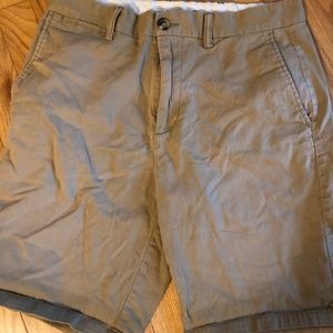 Men’s khaki shorts